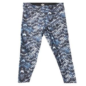 Spaulding Activewear Capri legging in Blue& Black